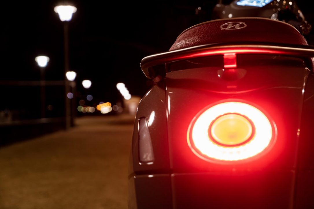 E-Roller von Kumpan electric mit LED Scheinwerfer 